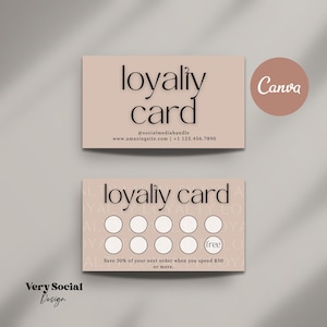 Può includere: Due tessere fedeltà beige con testo nero. La carta in alto recita "loyaliy card" con le informazioni di contatto sottostanti. La carta in basso ha cerchi per i timbri e il testo "Risparmia il 30% sul tuo prossimo ordine spendendo 30€ o più."