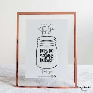 Op de afbeelding: Een wit bord met zwarte tekst en een zwart-witte QR-code in een afbeelding van een glazen pot. Het bord staat "Virtual Tip Jar" en "Scan Here". Het bord bevat ook de tekst "Thank you!" en een social media-handle.