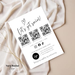 Pode incluir: Um cartão branco com texto preto e códigos QR. O texto diz "Let's get social!" e inclui alças de mídia social e um nome comercial. O cartão também inclui um logotipo e uma mensagem de agradecimento.