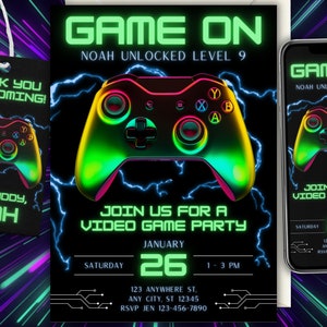 Puede incluir: Una invitación a una fiesta de videojuegos en verde neón y negro con un mando de juego verde brillante y el texto "Game On" y "Noah Unlocked Level 9". La invitación incluye la fecha, la hora y la ubicación de la fiesta.