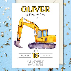 K&ouml;nnte beinhalten: Eine gelbe Bagger-Geburtstagseinladung mit dem Text "OLIVER wird zwei!" und Details zur Party am 15. Juli von 13:00 bis 15:00 Uhr.