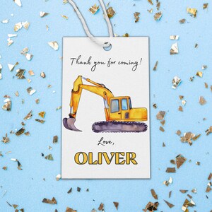 K&ouml;nnte beinhalten: Danke, dass du gekommen bist! Ein gelber und schwarzer Spielzeugbagger vor wei&szlig;em Hintergrund. Der Text "Love, Oliver" steht unter dem Bagger.