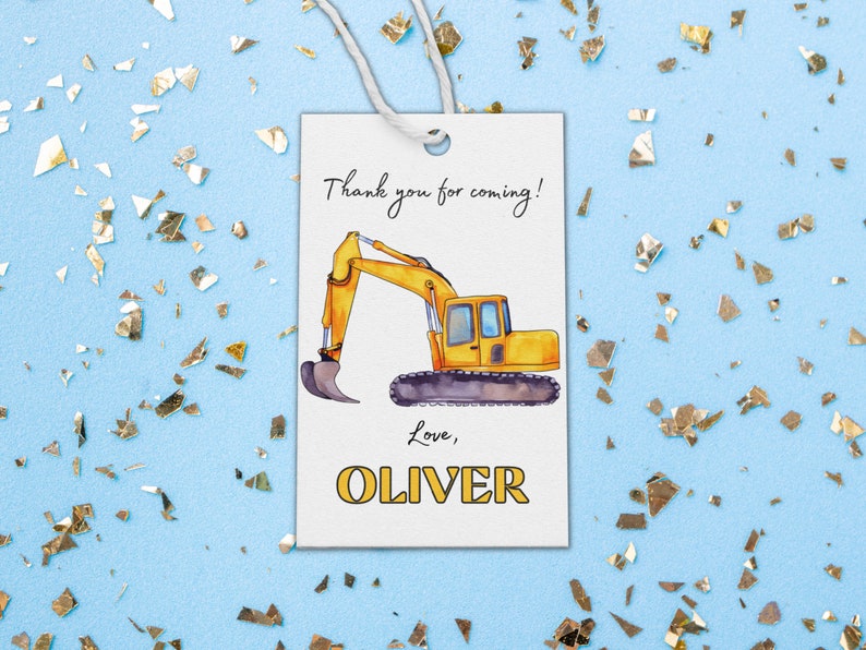 K&ouml;nnte beinhalten: Danke, dass du gekommen bist! Ein gelber und schwarzer Spielzeugbagger vor wei&szlig;em Hintergrund. Der Text "Love, Oliver" steht unter dem Bagger.