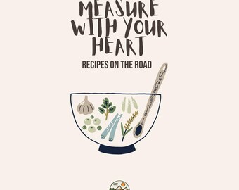 Może przedstawiać: Białe tło z brązowym tekstem, który brzmi "MEASURE WITH YOUR HEART RECIPES ON THE ROAD". Pod tekstem znajduje się niebieska miska z drewnianym łyżką w środku. Miska zawiera różne składniki, w tym czosnek, zioła i przyprawy. Pod miską znajduje się logo, które brzmi "JOURNEY TO HOME EXPLORE THE LIMITS, NOURISH YOUR SOUL."