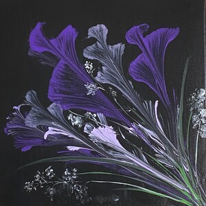 Op de afbeelding: Abstract bloemenschilderij op een zwarte achtergrond. Het kunstwerk toont gestileerde paarse en witte bloemen met groene stelen. De compositie is een close-up van de bloemen, met de nadruk op hun vorm en kleur.