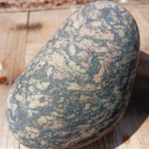 Lake ERIE BEACH STONE Wunderschöner Eruptivgestein mit wunderschönen welligen Farben und Riefen Welle getrommelt super glatt