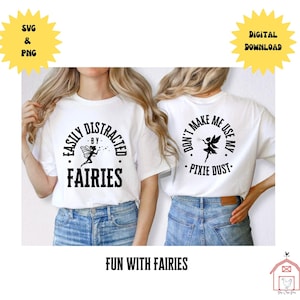 Puede incluir: Dos camisetas blancas con texto negro y un gráfico de hada. La primera camiseta dice "Fácilmente distraído por las hadas". La segunda camiseta dice "No me hagas usar mi polvo de hadas".