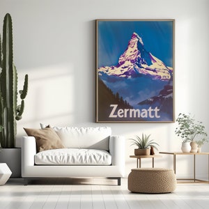 Puede incluir: Un cartel de viaje vintage con un pico de monta&ntilde;a con cima cubierta de nieve sobre un cielo azul. El texto "Zermatt" est&aacute; impreso en blanco en la parte inferior del cartel.