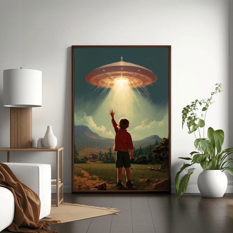K&ouml;nnte beinhalten: Ein Kind streckt die Hand nach einem leuchtenden UFO am Himmel aus. Das UFO hat die klassische Form einer fliegenden Untertasse mit einem hellen Licht, das von seiner Unterseite strahlt. Das Kind steht auf einem Feld mit B&auml;umen und H&uuml;geln im Hintergrund.