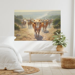 Puede incluir: Un grupo de seis reses de ganado longhorn, de color marr&oacute;n y blanco, con cuernos largos, caminan en fila por un camino de tierra. El ganado camina hacia el espectador. El fondo es un paisaje brumoso con &aacute;rboles y colinas.