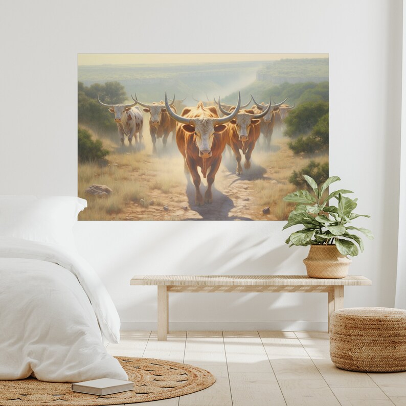 Puede incluir: Un grupo de seis reses de ganado longhorn, de color marr&oacute;n y blanco, con cuernos largos, caminan en fila por un camino de tierra. El ganado camina hacia el espectador. El fondo es un paisaje brumoso con &aacute;rboles y colinas.