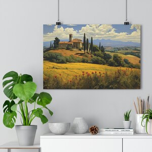 K&ouml;nnte beinhalten: Ein Gem&auml;lde, das ein Steinhaus mit einem roten Ziegeldach in einer l&auml;ndlichen Landschaft zeigt. Das Haus ist von B&auml;umen und einem Feld mit gelben Blumen umgeben. Der Himmel ist blau mit wei&szlig;en Wolken.