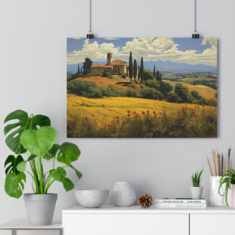 K&ouml;nnte beinhalten: Ein Gem&auml;lde, das ein Steinhaus mit einem roten Ziegeldach in einer l&auml;ndlichen Landschaft zeigt. Das Haus ist von B&auml;umen und einem Feld mit gelben Blumen umgeben. Der Himmel ist blau mit wei&szlig;en Wolken.