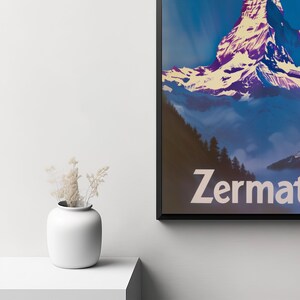 Puede incluir: Un p&oacute;ster enmarcado con una imagen colorida de una cordillera con la palabra "Zermatt" impresa en blanco en la parte inferior.