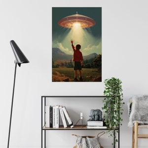 K&ouml;nnte beinhalten: Ein junges Kind streckt die Hand nach einem leuchtenden UFO aus, das am Himmel schwebt. Das UFO ist eine silberne Scheibe mit einem hellen Licht, das aus seiner Mitte strahlt. Das Kind steht auf einem Feld mit gr&uuml;nem Gras und B&auml;umen im Hintergrund.