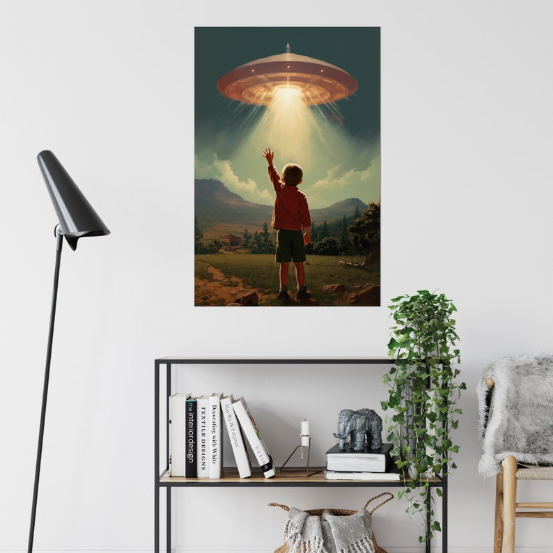 K&ouml;nnte beinhalten: Ein junges Kind streckt die Hand nach einem leuchtenden UFO aus, das am Himmel schwebt. Das UFO ist eine silberne Scheibe mit einem hellen Licht, das aus seiner Mitte strahlt. Das Kind steht auf einem Feld mit gr&uuml;nem Gras und B&auml;umen im Hintergrund.