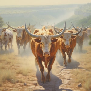 Puede incluir: Una manada de ganado vacuno de cuernos largos marr&oacute;n y blanco camina en fila por un paisaje polvoriento y soleado. El ganado est&aacute; enfocado, mientras que el fondo est&aacute; desenfocado.