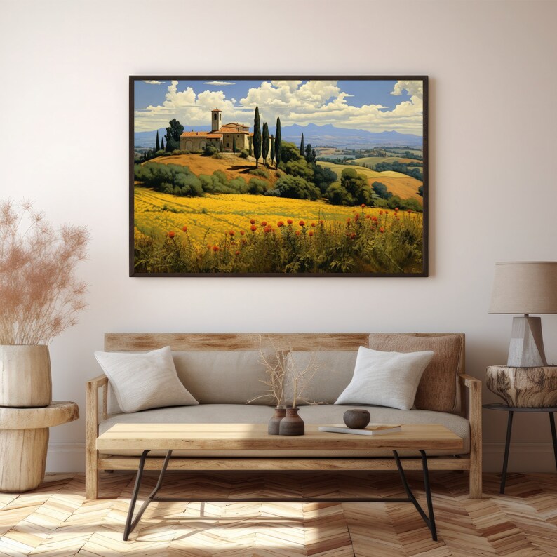 K&ouml;nnte beinhalten: Ein Gem&auml;lde einer toskanischen Landschaft mit einem Steinhaus auf einem H&uuml;gel, umgeben von gelben Wildblumen und Zypressen. Der Himmel ist blau mit wei&szlig;en Wolken und die fernen Berge sind sichtbar.
