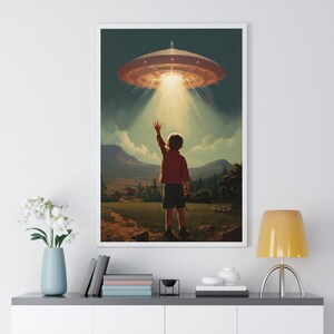 K&ouml;nnte beinhalten: Ein Kind mit erhobenem Arm greift nach einer fliegenden Untertasse am Himmel. Die Untertasse sendet einen hellen Lichtstrahl aus. Das Kind steht auf einer grasbewachsenen Wiese mit B&auml;umen und einem Haus im Hintergrund.