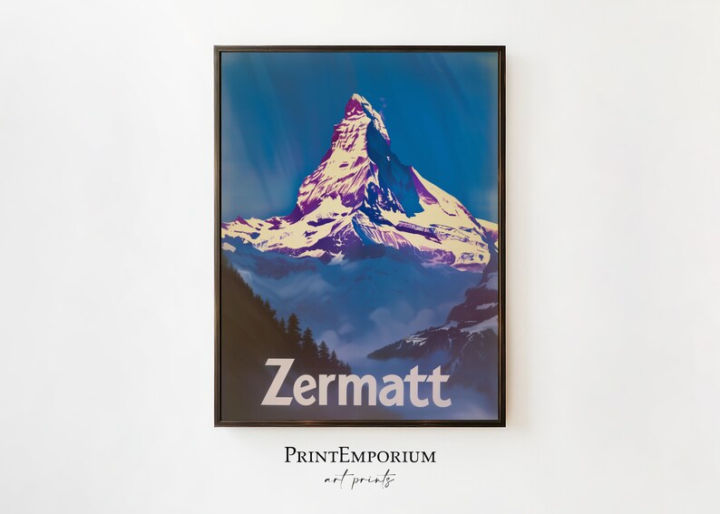 Puede incluir: Un p&oacute;ster de estilo vintage con una imagen colorida del Matterhorn, monta&ntilde;a de Zermatt, Suiza. El p&oacute;ster tiene un fondo azul con un pico de monta&ntilde;a blanco y morado. El texto "Zermatt" est&aacute; impreso en blanco en la parte inferior del p&oacute;ster.