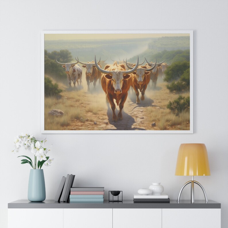 Puede incluir: Una pintura de una manada de ganado Texas Longhorn marr&oacute;n y blanco caminando por un campo polvoriento. El ganado camina en una sola fila, con el l&iacute;der de la manada en el centro de la imagen.