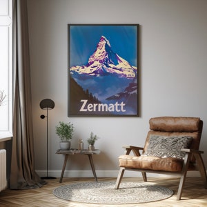 Puede incluir: Un cartel de viaje vintage con un pico de monta&ntilde;a con cielo azul y nubes. El texto "Zermatt" est&aacute; impreso en blanco en la parte inferior del cartel.
