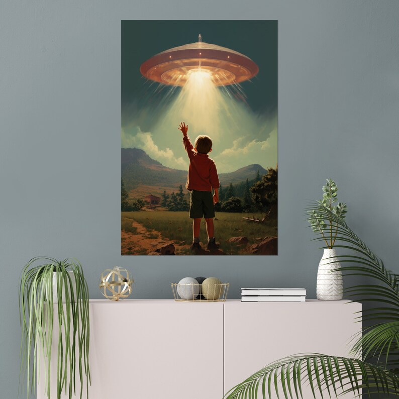 K&ouml;nnte beinhalten: Ein junges Kind streckt die Hand nach einem leuchtenden UFO aus, das am Himmel schwebt. Das UFO hat die klassische Scheibenform mit einem hellen Licht, das von seiner Unterseite strahlt. Das Kind steht auf einer grasbewachsenen Wiese mit B&auml;umen und Bergen im Hintergrund.