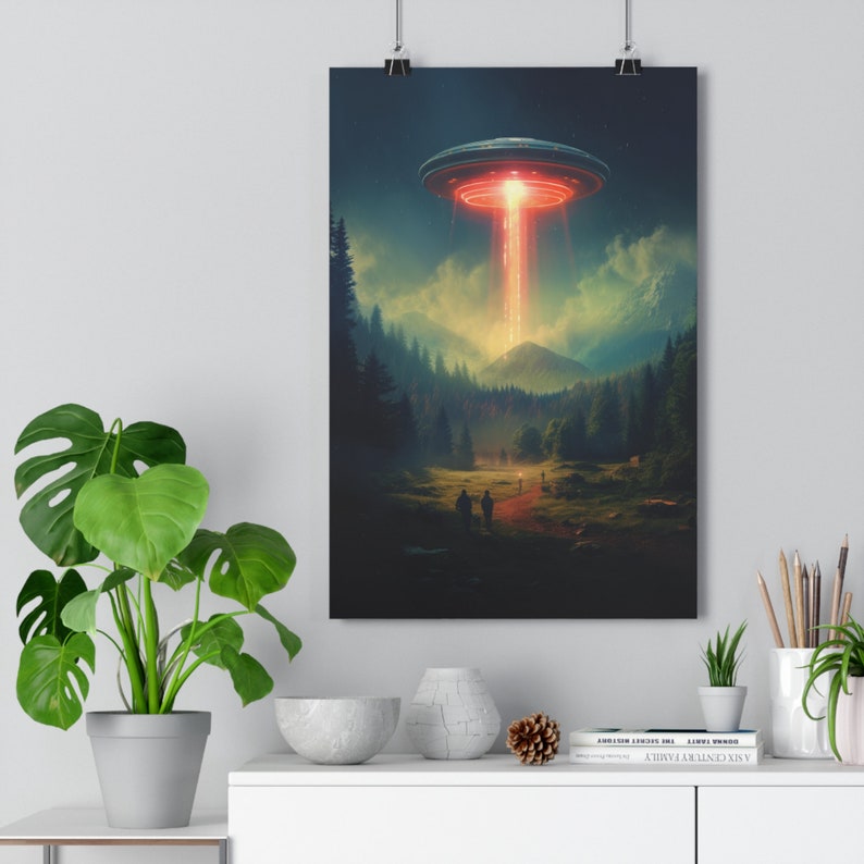 Puede incluir: Una impresi&oacute;n de arte digital de un OVNI rojo brillante flotando sobre un bosque, con dos figuras caminando por un sendero en la distancia.