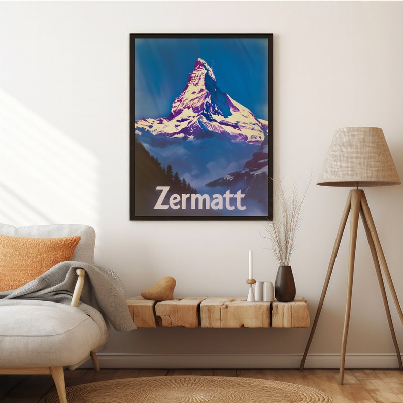 Puede incluir: Un cartel de viaje vintage con una ilustraci&oacute;n colorida del Matterhorn, monta&ntilde;a de Zermatt en Suiza. El cartel tiene un fondo azul con nubes blancas y un marco negro.