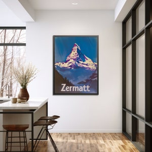 Puede incluir: Un cartel de viaje vintage con una ilustraci&oacute;n colorida del Matterhorn, una monta&ntilde;a de Suiza. El cartel tiene un fondo azul con nubes blancas y el texto "Zermatt" en la parte inferior.
