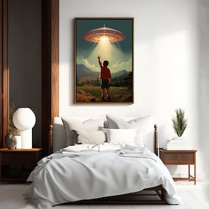 K&ouml;nnte beinhalten: Ein junges Kind in einem roten Shirt und blauen Shorts steht auf einem Feld und blickt zu einem leuchtenden UFO am Himmel auf.