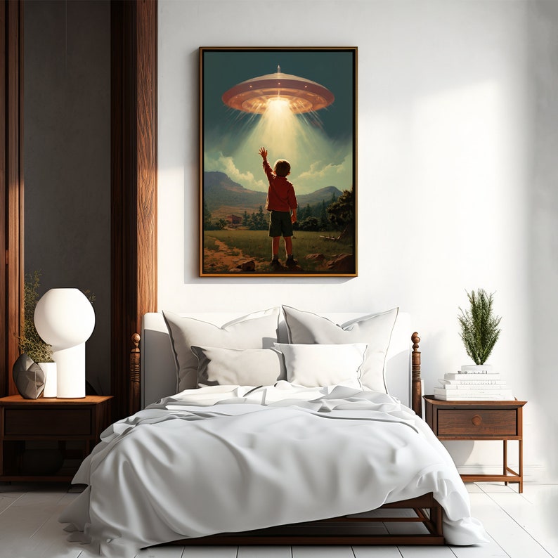 K&ouml;nnte beinhalten: Ein junges Kind in einem roten Shirt und blauen Shorts steht auf einem Feld und blickt zu einem leuchtenden UFO am Himmel auf.