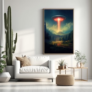 Puede incluir: Una pintura digital de un platillo volante flotando sobre un bosque con un rayo de luz que brilla hacia abajo. Tres figuras caminan por el bosque hacia la luz.