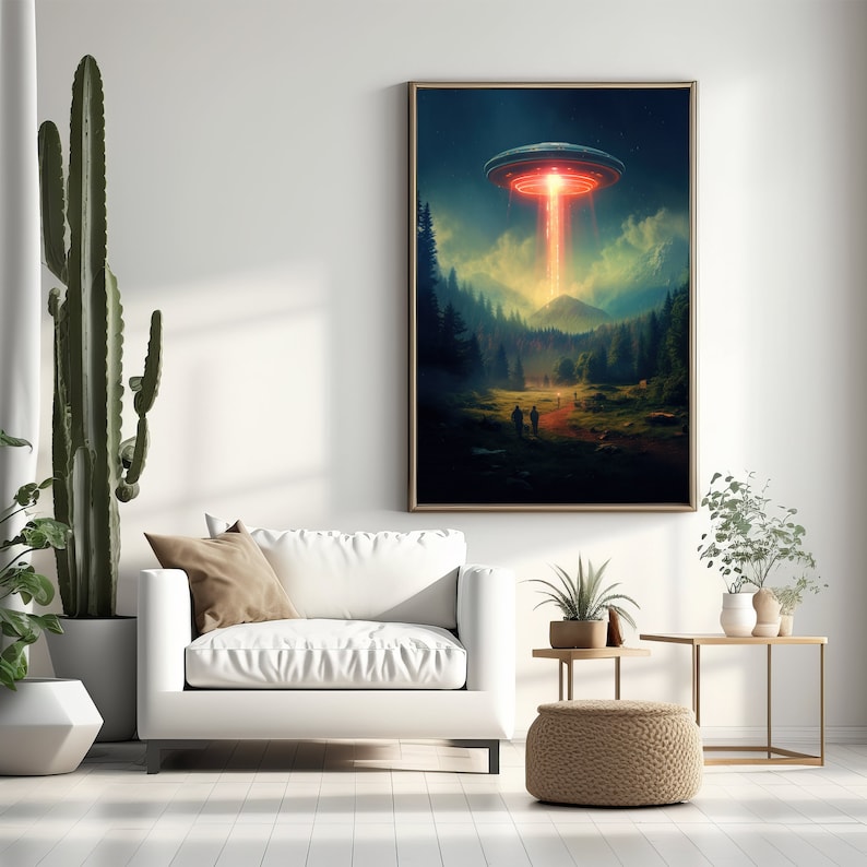 Puede incluir: Una pintura digital de un platillo volante flotando sobre un bosque con un rayo de luz que brilla hacia abajo. Tres figuras caminan por el bosque hacia la luz.