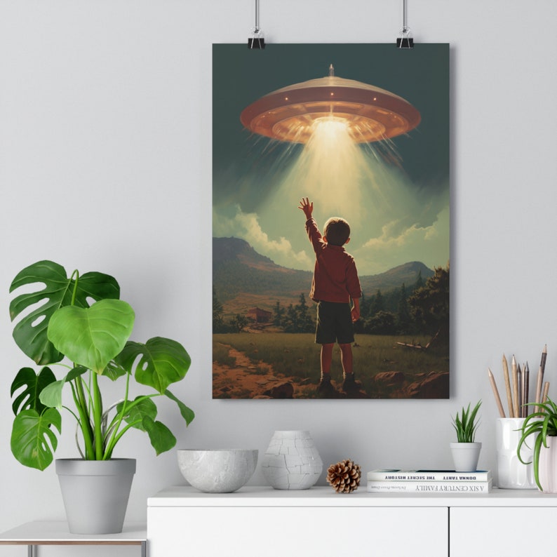 K&ouml;nnte beinhalten: Ein junges Kind mit erhobenem Arm streckt die Hand nach einer fliegenden Untertasse am Himmel aus. Die Untertasse strahlt ein helles Licht aus. Die Szene spielt in einem Wald mit einer gr&uuml;nen Grasfl&auml;che.