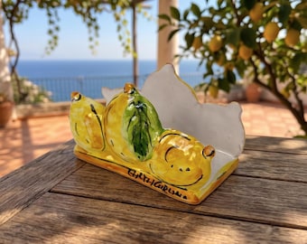 シチリア島カルタジローネ産のレモン模様の手描き陶器製ナプキンホルダー