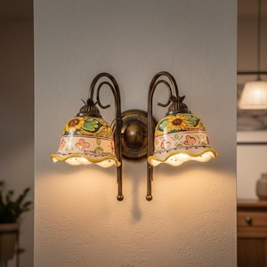 Applique da parete a 2 luci in ferro battuto e ceramica realizzato e decorato artigianalmente a mano coll. candida