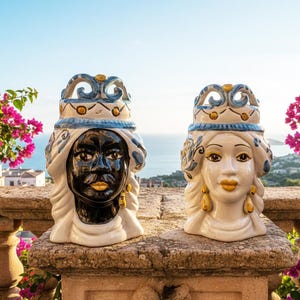 Coppia teste di moro in ceramica siciliana di Caltagirone realizzate e decorate a mano artigianalmente celeste