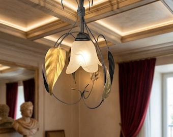 Könnte beinhalten: Verzierte Deckenleuchte mit floralem Design. Die Leuchte hat einen zentralen Lampenschirm aus Milchglas in Form einer Blume, umgeben von goldenen und schwarzen Metallblättern. Das Licht hängt an einer dekorativen Deckenhalterung.
