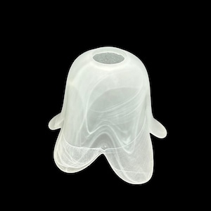 Può includere: Paralume bianco a forma di campana con un motivo marmorizzato a spirale. Il paralume ha un fondo svasato con tre bordi arrotondati e un'apertura circolare nella parte superiore. Il vetro è traslucido.