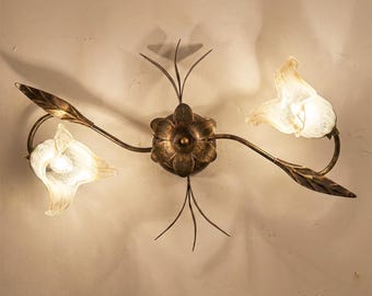 Zweiflammige Deckenleuchte aus Schmiedeeisen und Glas, handgefertigt und verziert von Scott.
