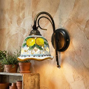 Applique da parete a 1 luce in ferro battuto e ceramica siciliana realizzato e decorato artigianalmente art. limoni