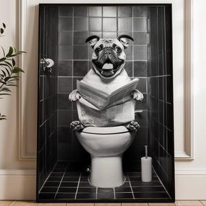 Carlin lisant le journal - art drôle de salle de bain, décor d'humour de toilette, décoration hilarante, cadeau pour amoureux des chiens, illustration fantaisiste noir et blanc