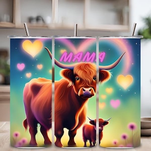 Puede incluir: Tres vasos de acero inoxidable con un diseño colorido que presenta una vaca de las Highlands y su ternero. La vaca es marrón y tiene un corazón rosa con la palabra "MAMA" en él. El fondo es un degradado de azul, verde y amarillo con corazones rosas.