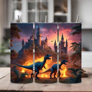 Puede incluir: Un juego de tres vasos de acero inoxidable con un diseño de temática fantástica. Los vasos presentan un castillo medieval con un fondo de puesta de sol ardiente y dos dinosaurios azules en primer plano.