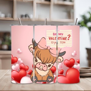 Puede incluir: Un vaso rosa de San Valentín con una vaca de las Tierras Altas de dibujos animados con un lazo rosa. El vaso tiene el mensaje "¿Quieres ser mi San Valentín?" y decoraciones de corazón. Incluye una pajita.