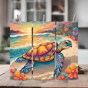 Puede incluir: Tres vasos de acero inoxidable con un diseño de tortuga marina colorido. Los vasos presentan una escena de puesta de sol con una playa y olas del océano. La tortuga nada en el océano con flores y plantas coloridas a su alrededor.