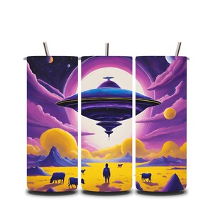 Puede incluir: Un juego de tres vasos de acero inoxidable con un diseño abstracto colorido. El diseño presenta un paisaje morado y amarillo con un platillo volador en el centro. Los vasos son perfectos para disfrutar de tus bebidas favoritas.