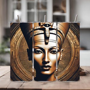 Puede incluir: Tres vasos de acero inoxidable con un diseño dorado y marrón que presenta un retrato de una reina egipcia con un tocado dorado.