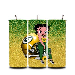 Puede incluir: Un vaso de glitter verde y dorado con una imagen de dibujos animados de una mujer con un atuendo verde y dorado y un casco de fútbol. El texto "Packers Girl" está en la camiseta de la mujer.